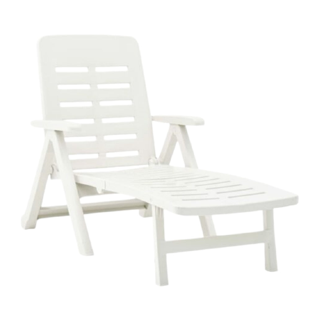 Sedia a sdraio reclinabile in plastica bianca con braccioli.
