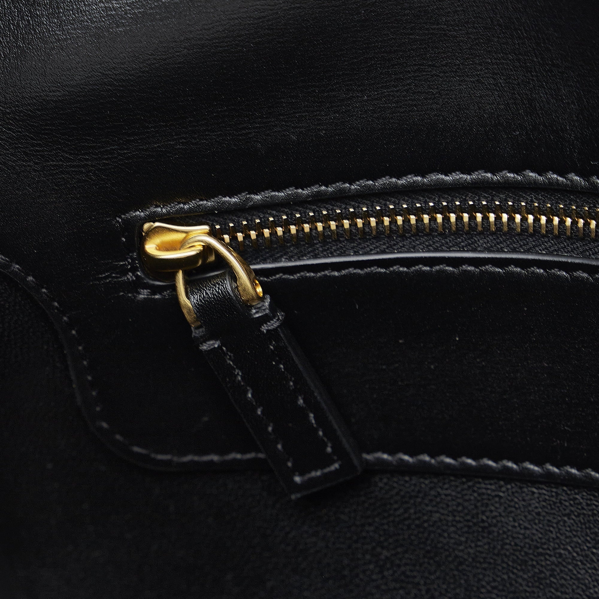Pre-Owned Authenticated Valentino Vlogo Chain Shoulder Bag Calf Leather Black Unisex (Good)