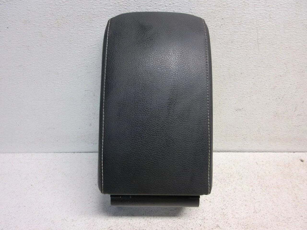 Pre-Owned 2015 Volkswagen Jetta Black Leather Center Console Lid OEM LKQ (Good)